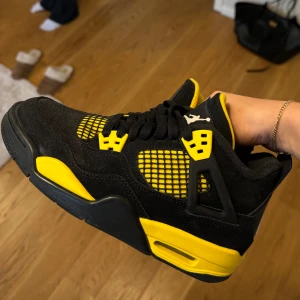 Jordan 4 Yellow thunder  - Helt oanvända Jordan 4 Yellow thunder. Super snygga men aldrig använda och därmed säljer jag dom. 💕