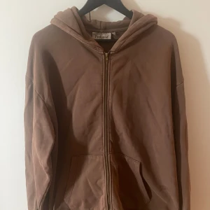 Brun zip up hoodie - Hoodie med bra kvalitet, knappt använd. Märket är Profound, som numera har bytt namn till Found. Nypris ca 550kr.