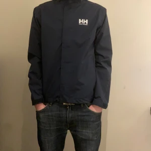 Helly Hansen Jacka - Perfekt jacka till våren. Använd 2-3 ggr. Nyskick.  Nypris: 1500 kr. Storlek: Small
