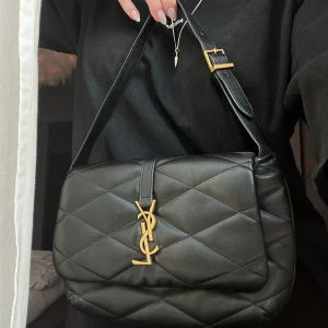 Saint Laurent Väska - Jättefin väska, köpt second hand utomlands så kan ej garantera äkthet därav pris. Väldigt bra skick använd 3 ggr. Tror äkta läder. Kom gärna med prisförslag!