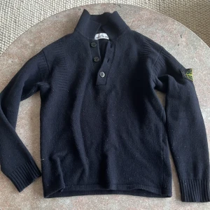 Stone Island tröja - Säljer min Stone Island tröja som är i riktigt gott skick. Det var en medium som jag råka köra i tvätten så nu är den S/XS i passform.