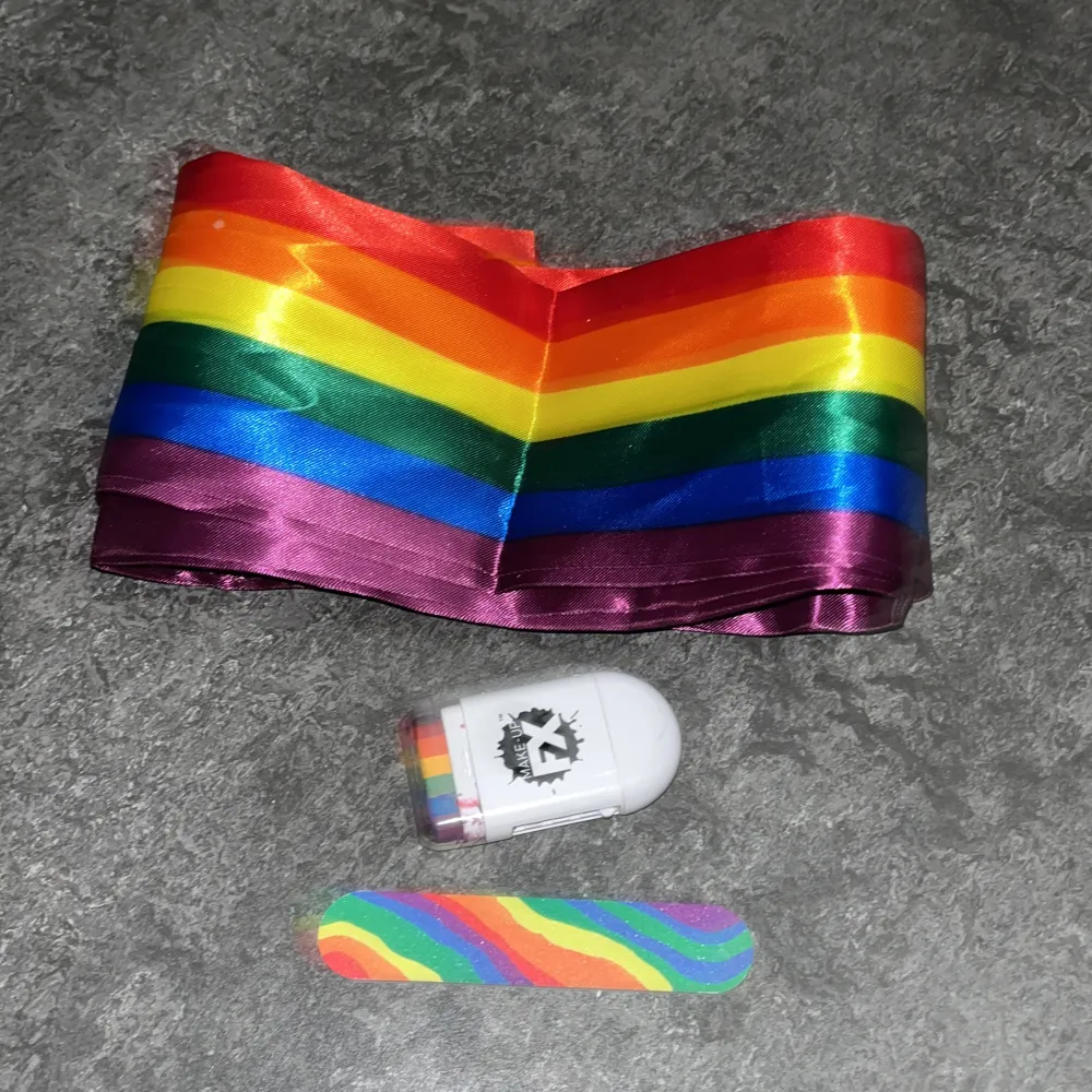 Säljer Pride armband, pansexuel, trans och Queer armband Regnbågssmink Nagelfil och Pride snöre, ca 2M köpare betalar frakt. Accessoarer.