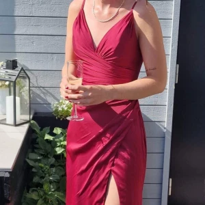 Balklänning  - Väldigt läcker balklänning som syns i mängden! Fint skick 