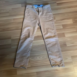 Beigea chinosbyxor Gant - Väldigt bra skick och de är knappt använda, storlek 158.