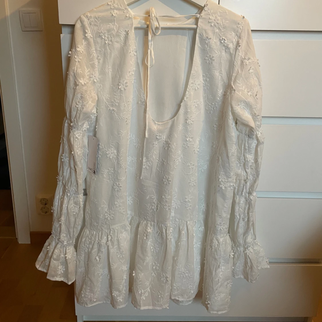 Slutsåld vit klänning från NA-KD - 90