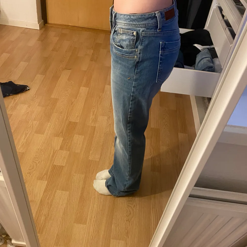 Lågmidjade raka jeans, förstora för mig därför visar inte jeansen sin rätta potential. Men super snygga, behöll för ville inte inse att dom inte passade mig:/ långa på mig som är 160🩷. Jeans & Byxor.