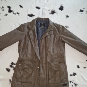 Oscar Jacobson jacka - Tower jacket från oscar jacobson i 48, passar som M. Priset är inte huget i sten. Hör av er om ni har frågor. 