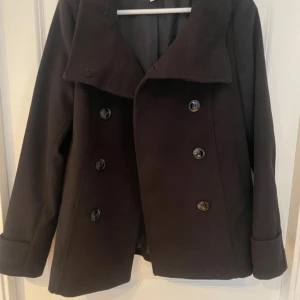 Kappa - En vanlig kappa från HM som är lite för liten för mig. Storleken är mindre än vanlig. Annars är den i god skick💕