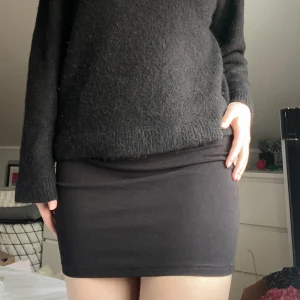 Kjol - Säljer kjol från SHEIN. Aldrig använd då den är lite tight❤️