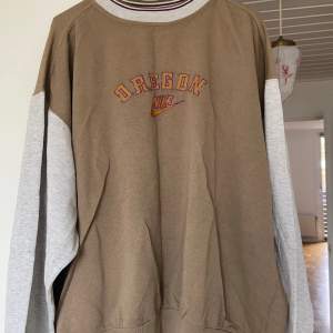 Vintage Nike sweatshirt. Köpt second hand, i fint skick bortsett från två små hål på baksidan (ett på vardera axel ungefär) 