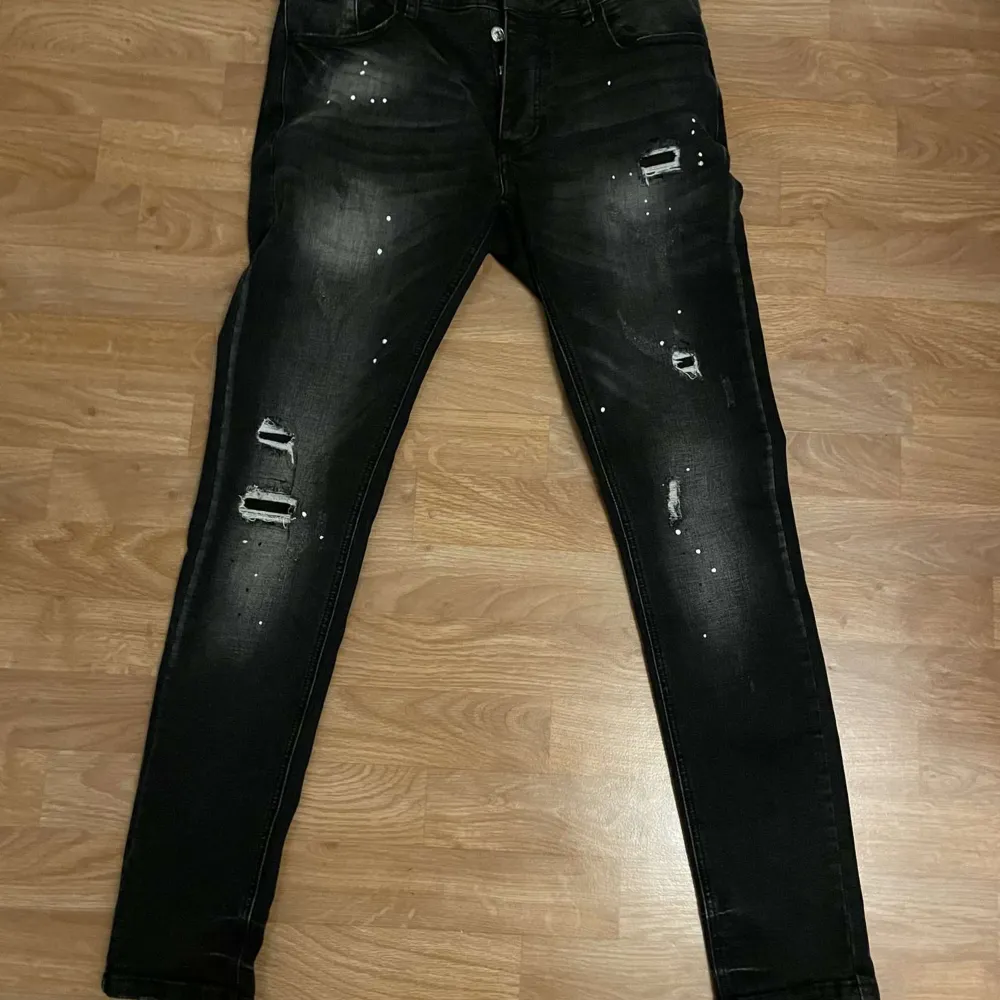 Jättesnygga svarta jeans med vita fläckar som vart jätte trendiga, använda bara en gång så skulle säga nyskick! Tryck gärna på köp nu eller kontakta vid frågor?. Jeans & Byxor.