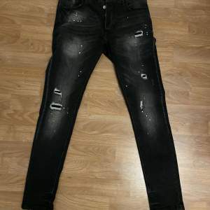 Jättesnygga svarta jeans med vita fläckar som vart jätte trendiga, använda bara en gång så skulle säga nyskick! Tryck gärna på köp nu eller kontakta vid frågor?