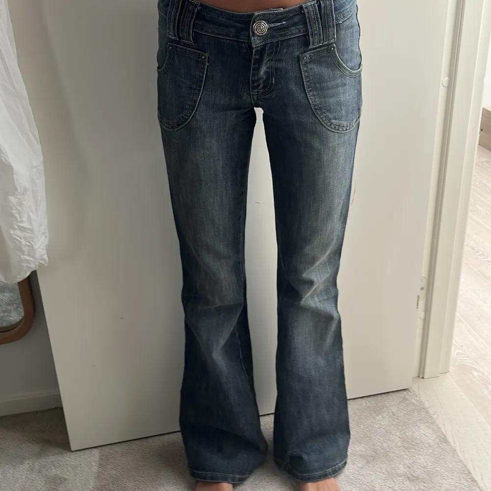 Jeans med snygga fickor, lowwaist, booutcut. Jeans & Byxor.