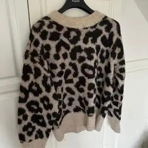 Super snygg stickad leopard tröja