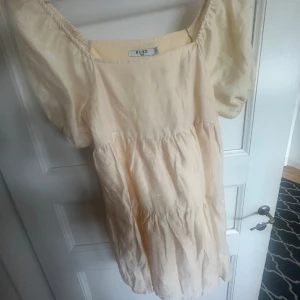 Söt gul sommarklänning - En klänning ifrån nakd Aldrig använd, så som ny ❤️  Pris kan diskuteras!! 