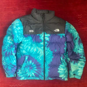 North Face x SNS Tiedye Nuptse - Fint skick, knappt använd 