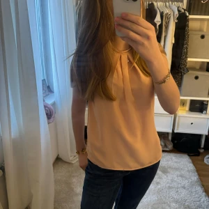  Sommar Topp -  Jättefint rosa topp perfekt till sommaren säljer för jag behöver rensa mina kläder gå in och kolla mina andra kläder jag säljer 💕💕💕