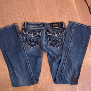 Vintage miss me jeans  - låg midjade bootcut miss me jeans, I bra skick. Skriv om ni vill har några frågor, tryck Gärna på köp nu💕 Mått  Midja 38 Längd 108 Innerben 93 