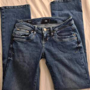 Låga bootcut jeans!💓 Jättesnygga ltb jeans i storlek 25W och L 30 säljer för att dom är i fel storlek. Köparen står för frakten! 