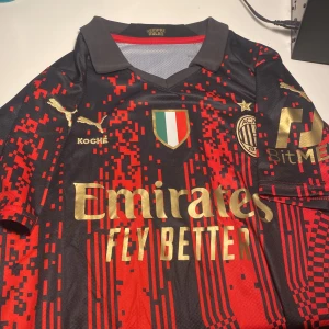 AC Milan tröja - Använd 5 gånger är i nyskick