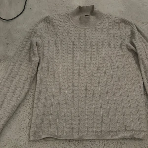 Stickad tröja - Super fin stickad tröja ifrån Lindex den är i mycket bra skick då den aldrig är använd endast testad❤️