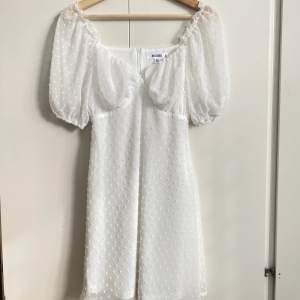Säljer den här söta vita klänningen som passar perfekt till sommaren eller kanske studenten🥰 mycket bra skick och skön att ha på sig! 