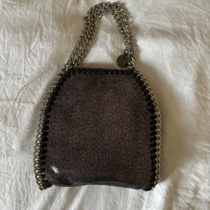 Tiny väska - Liten Stella McCartney inspirerad väska, köpte second hand så har inget kvitto eller liknande :(