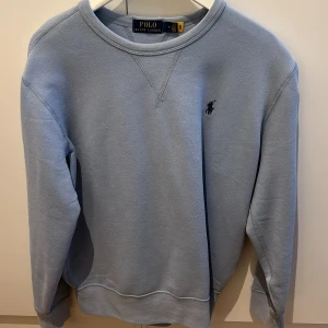 Polo Ralph Lauren sweatshirt  - Ljusblå sweatshirt från Polo Ralph Lauren i storlek M. Nästan aldrig använd i bra skick. Ny pris 2095