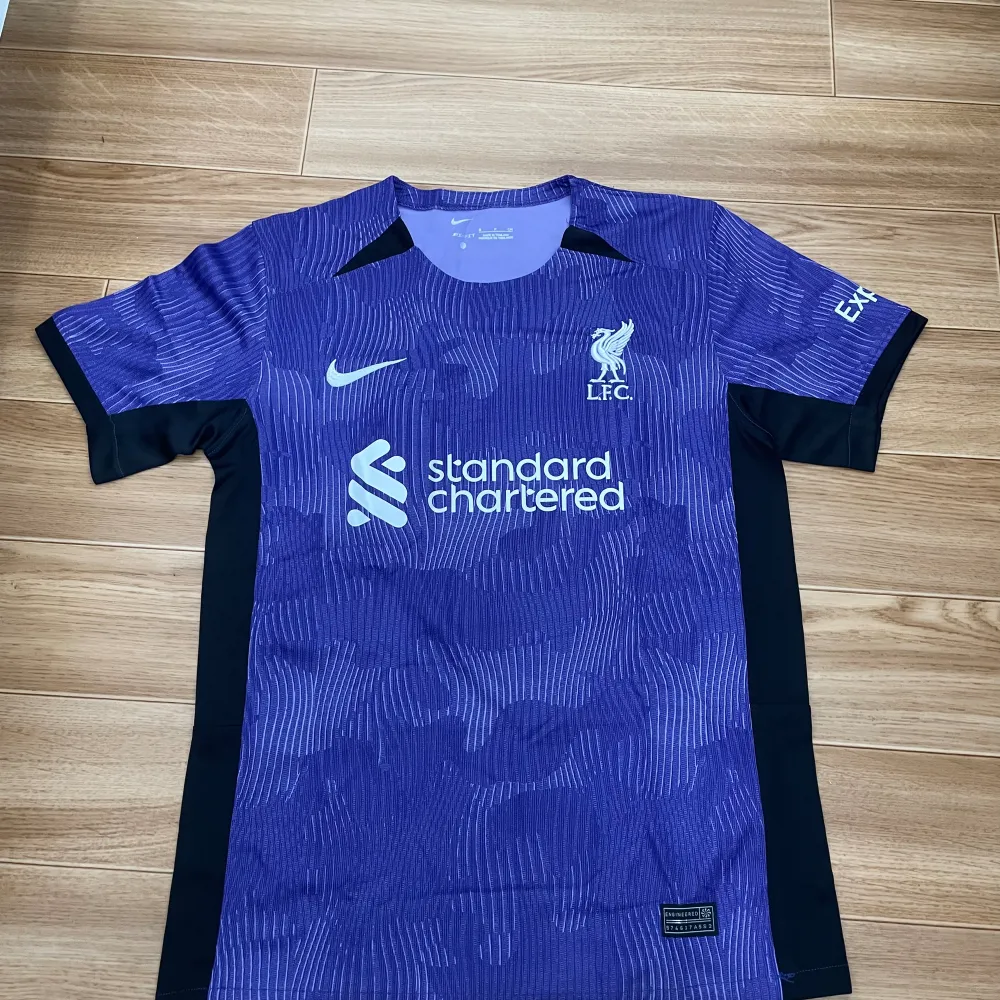 Säljer denna Liverpool tröja, passar perfekt inför sommaren, helt ny . T-shirts.