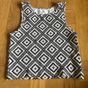 Finlinne  - Svart/vitt Finlinne som är lite kortare än vanliga linnen. Den går ungefär till naveln 