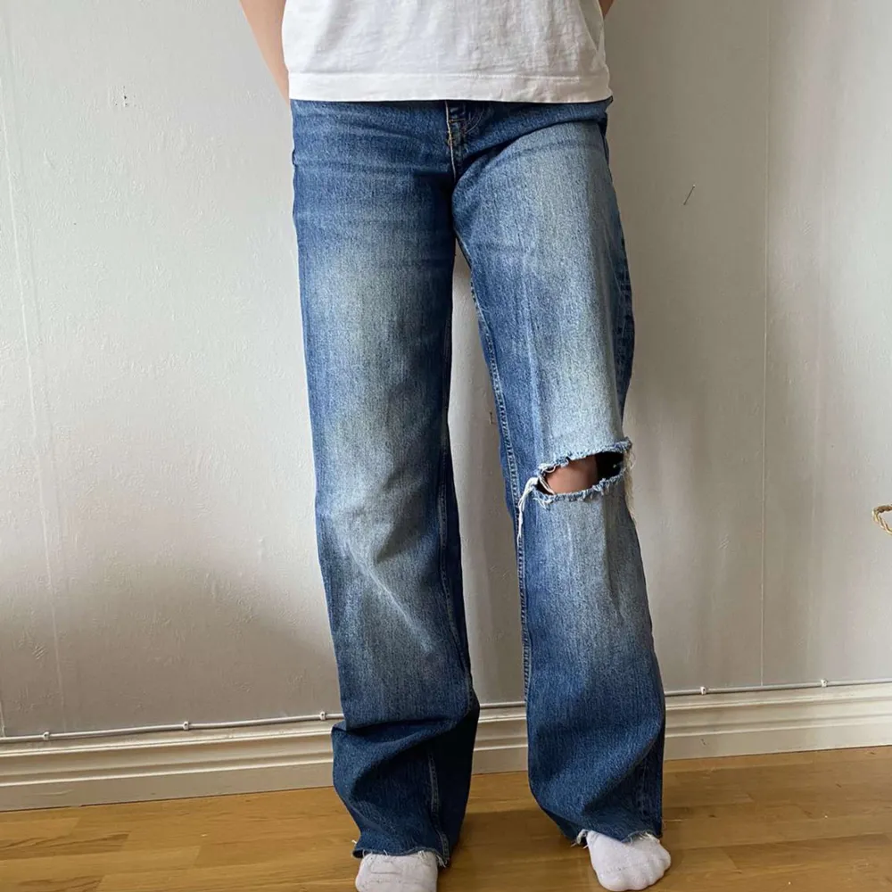 Ett par jättefina jeans från zara. Säljer dessa pågrund av stor i storleken. Jag har aldrig använt dem bara testat.. Jeans & Byxor.