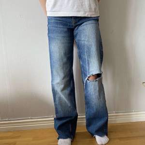 Ett par jättefina jeans från zara. Säljer dessa pågrund av stor i storleken. Jag har aldrig använt dem bara testat.