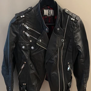 Svart skinnjacka från Jofama - Svart skinnjacka från Jofama i storlek 36. Använd ett fåtal gånger och är i mycket bra skick. 