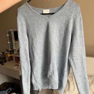 Ljusblå Vila tröja - Jättesöt ljusblå tröja från Vila, knappt använd. Storlek M. Perfekt för sommarn.