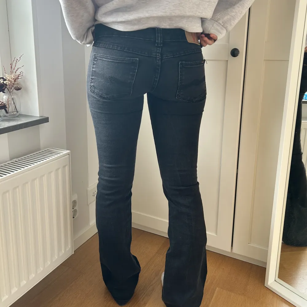 Så snygga Low waist svarta jeans från nudie jeans! Storleken är 27 w 32 L. 🖤  Midjemått: 83 (runt hela) Innerbenslängd: 80 Jag är 162 på bilden. Jeans & Byxor.