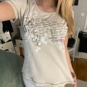 T-shirt  - Cool T-shirt med tryck, köptes på en vintage butik! Passar bra på mig som har storlek S och är 171 cm lång💘