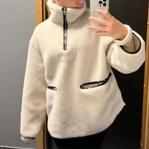 Fleecetröja ARKET - Superfin fleecetröja i mycket bra kvalitet med läderdetaljer och dragkedja från ARKET. Säljs inte längre men liknande fleece finns runt 1500kr. Använd endast fåtal gånger. Stl M. Perfekt till våren!!
