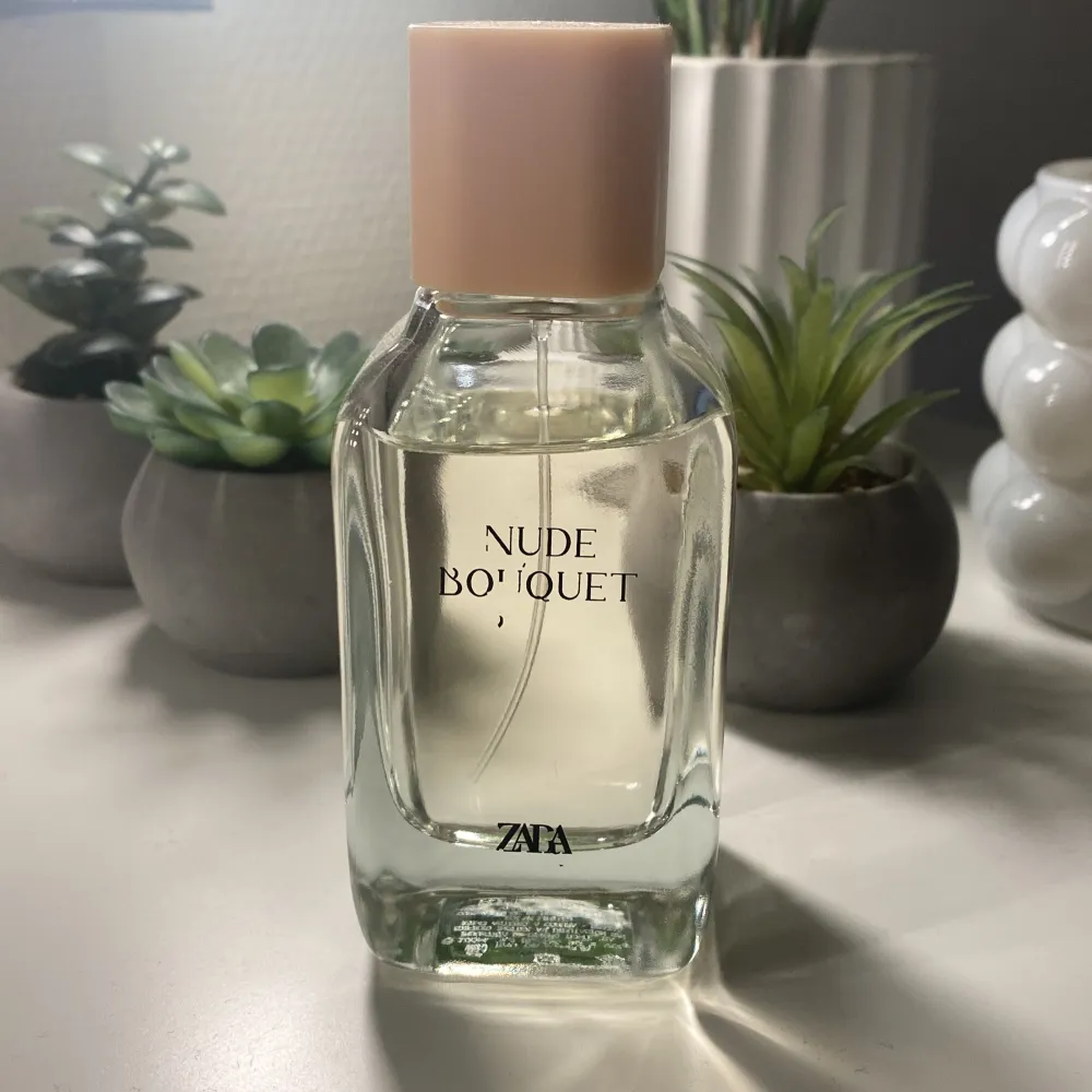 Säljer parfymen Nude Bouquet från zara då den inte kommer till användning längre. Den har ursprungligen 100 ml men skulle gissa på att det är runt 80 ml kvar. Det är en dupe på parfymen Miss Dior och luktar magiskt. Den kostar 229 ny💕. Övrigt.