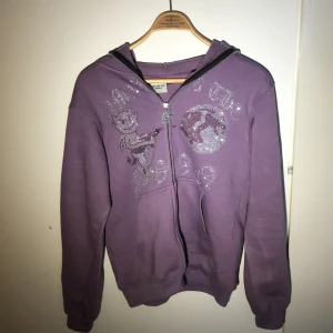 AIM FOR THE MOON Hoodie - Säljer nu min Aim for the moon hoodie då den har blivit lite för liten för min smak. Inga skador eller fläckar jätte bra skick köpt på deras hemsida för ca 600. Skriv till mig för fler bilder priset kan diskuteras