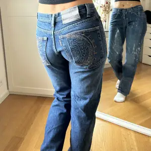 Så snygga jeans från Versace med snyggt tryck på fickorna bak. Köpta second hand 🖤 bra skick! Storleken är 28