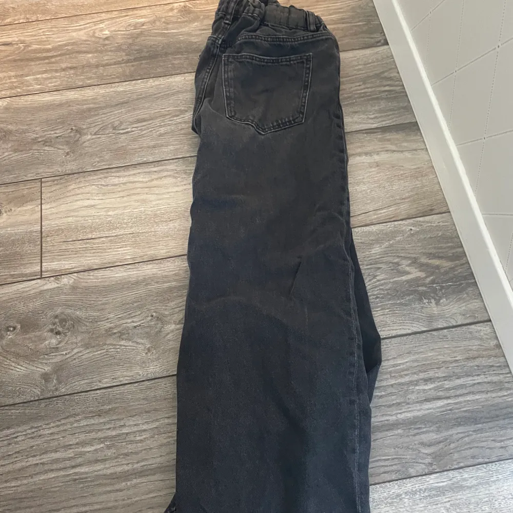 Säljer ett par svarta ”baggy” jeans från Gina Young. Hyfsat bra skick förutom slitna längst ner. Stl 152 (passar dig som är ca 150cm). Jeans & Byxor.