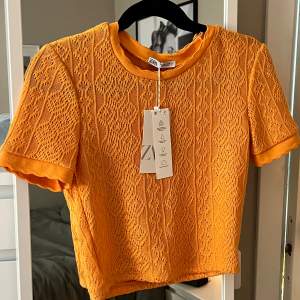 Virkad/stickad tröja från Zara, helt oanvänd med prislapp kvar och säljs inte längre då den köptes 2022. Assnygg till sommaren med en bränna och jeansshorts🧡🧡lägg gärna prisförslag!
