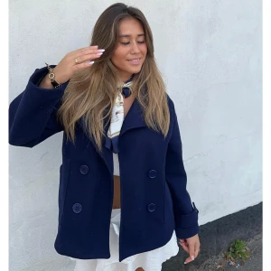 Design by si kappa - Jätte fin design by si kappa i helt okej skick, är nopprig men annars fin. Säljer då jag köpt en annan jacka. 