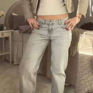 gråa jeans - Säljer dessa gråa low waist jeans(lånad bild)