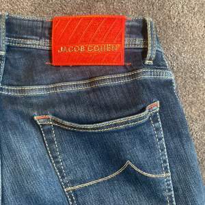 Säljer dessa eftertraktade jeans från Jacob cohen. Nyare modell så otroligt bra skick. Storlek 34 men passar 33