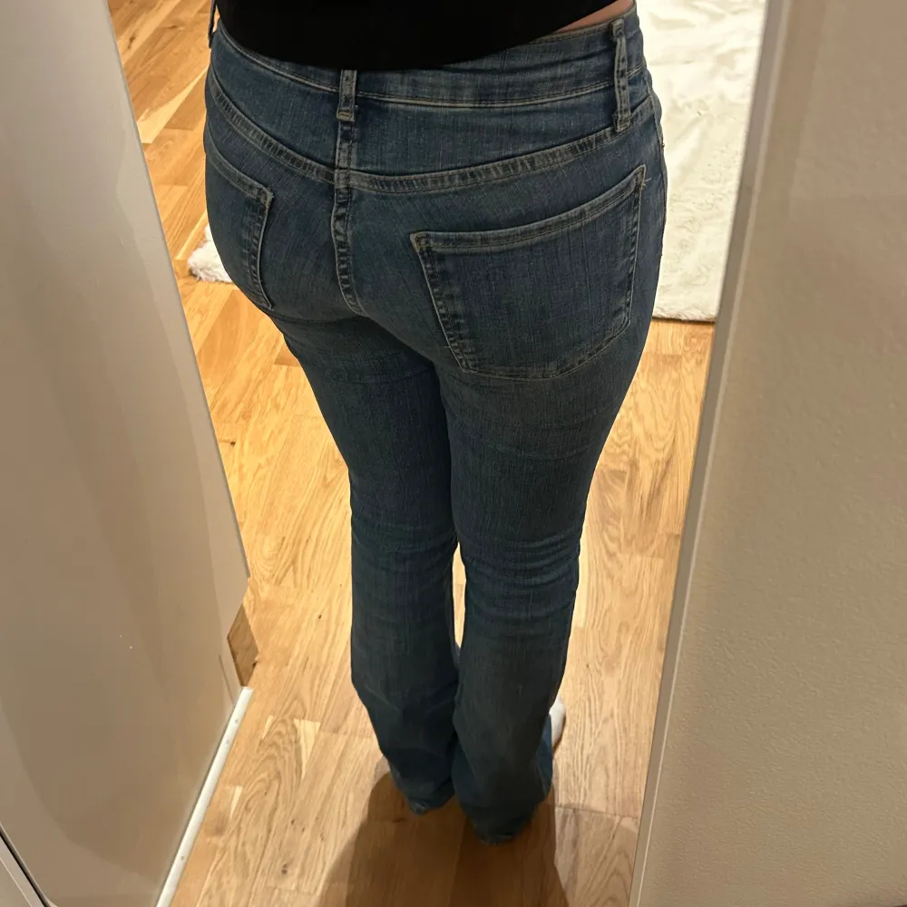 Low waist bootcut jeans från zara i jättebra skick! Jag är ca 162 och de passar bra, köpta för 400kr. Jeans & Byxor.