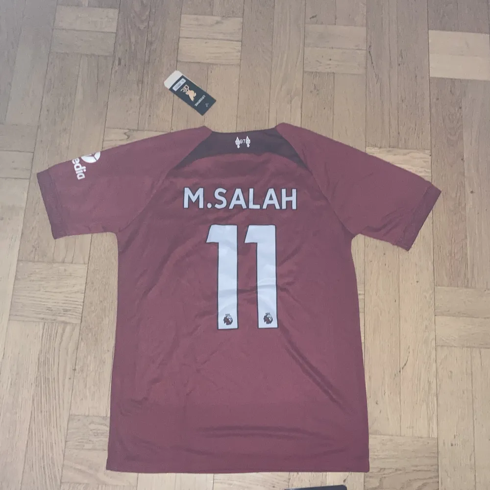 Säljer en helt ny Liverpool tröja med Salah på ryggen. Priset kan diskuteras.. Hoodies.