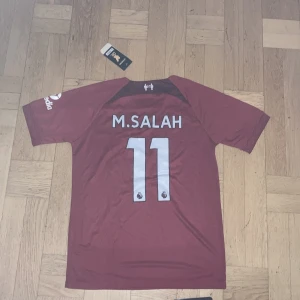 Salah tröja  - Säljer en helt ny Liverpool tröja med Salah på ryggen. Priset kan diskuteras.