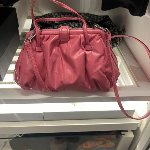 Fin väska från zara  - Så gullig väska från zara💕💕 den rymmer mycke och är fin att använda med axelbandet ’en även bara bära den med dom kortare banden. 
