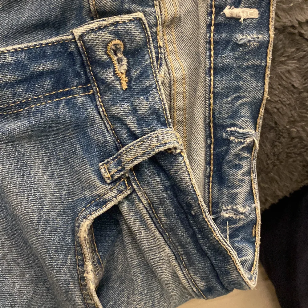 Lågmidjade jeans, inprencip oanvända o köpta förra året från Bershka men lappen är borta. Säljer eftersom de inte kommit till användning. På insidan av midjan har jag klippt hål för att spänna jeansen med snöre men syns inte på utsidan🙌🏼. Jeans & Byxor.